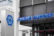 Der Geschäftssitz von Huber+Suhner in Herisau: Das Unternehmen muss einen Gewinneinbruch hinnehmen. (Bild: ENNIO LEANZA (KEYSTONE))
