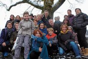 Die Darsteller der neuen Produktion des Theaters Varain «Sand im Getriebe» posieren für ein Gruppenfoto. (Bild: PD)