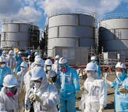 Experten untersuchen nach dem Unglück die Reaktoren in Fukushima. (Bild: ap/Toru Hanai)