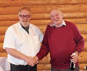 Obmann Kurt Tischhauser mit dem ältesten Versammlungsteilnehmer, Xaver Weder (von links). (Bild: Emil Bürer)