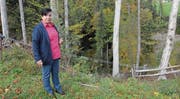 Seit 2014 ist der Wanderweg im Mattenbachtobel nicht mehr begehbar. Gemeindepräsidentin Katharina Zwicker vor dem einst möglichen Eingang zur Hängebrücke. (Bild: BEI)