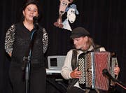 Jodlerin Ruth Felix wird begleitet von Thomi Erb. (Bild: Yvonne Aldrovandi)