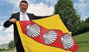 Gemeindeammann Kurt Baumann mit dem Sirnacher Wappen. (Bild: Nana do Carmo)