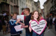 Mit Herz gegen höhere Studiengebühren: Studentinnen und Studenten der Universität demonstrieren in der St. Galler Innenstadt. (Bild: Urs Jaudas)