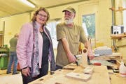 «Sonnenburg»-Leiterin Manuela Rast plaudert mit Bewohner Peter Zgraggen in der Werkstatt. (Bild: Mario Testa)