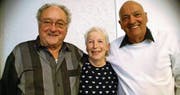 Die ehemaligen Präsidenten Kurt Bruderer (links) und Urs Meyer mit dem neuen Vorstandsmitglied Heidi Ackermann (Spiele). (Bild: GR)