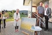 Die Künstlerin Erna Lang vor einem ihrer neusten Werke, Heimleiter Jakob Egli und Laudator Peter Wolten (von links). (Bild: Karin Steffen)