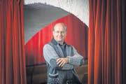 Für Theaterproduktionen steht er manchmal auch selber auf der Bühne: Matthias Peter, seit 2004 Leiter der St. Galler Kellerbühne. (Bild: Michel Canonica)