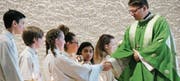 Bischof Felix Gmür reicht den Ministranten der drei Kirchgemeinden die Hand. (Bild: Barbara Hettich)