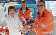 Sinnvolles Recycling: Aus Kunststoffverpackungen, wie sie Werkhofleiter Edgar Bernhardsgrütter zeigt, wird wiederverwertbares Material; Heidi Grau, Gemeindeammann von Zihlschlacht-Sitterdorf, und Werkhofmitarbeiter Raphael Leisebach halten das Granulat in ihren Händen. (Bild: Georg Stelzner)