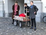 Juso-Präsident Andri-Bösch sowie Flurin Gschwend und Manolito Steffen, Co-Präsidenten der Jungen Grünen, (von links) bei der Übergabe der Unterschriften. (Bild: pd)