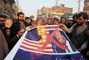 Demonstranten im pakistanischen Peschawar protestieren gegen die Politik von Donald Trump. (Bild: Mohamad Sajjad/Keystone (5. Januar 2018))