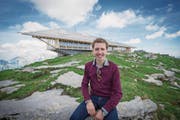 Simon Ammann bei der Einweihung des neuen Restaurants auf dem Chäserrugg, das zum Werbeträger für die Region geworden ist. (Bild: Urs Bucher (Unterwasser, 26. Juni 2015))