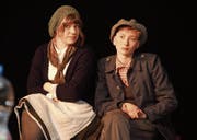 Eine Reise in die Vergangenheit: Zwei jugendliche Schauspielerinnen bei den Proben zu «Unterschlupf». (Bild: Christof Lampart)