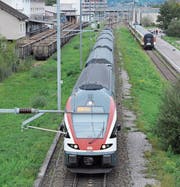 Der Rheintal-Express REX (hier bei der Ausfahrt aus dem Bahnhof Buchs) erreicht einen hohen Kostendeckungsgrad von 85 Prozent. (Bild: Hanspeter Thurnherr)