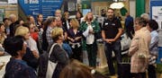Am Stand des EW Buchs wurden den Frauen unter anderem die neuen Möglichkeiten beim Tanken mit Elektroautos erklärt. (Bilder: Carmina Wälti)