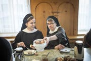 Freude im Appenzeller Kloster Leiden Christi: Schwester Elisabeth und Schwester Chiara (rechts) werden demnächst ihre Ewige Profess ablegen. (Bild: Ralph Ribi)