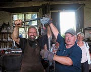 Christoph Friedrich und Hansuli Künzler, Obmann der FDP 65 plus, in der alten Hammerschmiede. (Bild: PD)
