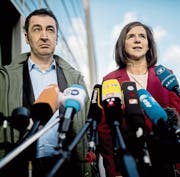 Grünen-Politiker Cem Özdemir und Katrin Göring-Eckardt. Die Grünen-Basis könnte dem unbedingten Willen der Parteispitze, zu regieren, eine Absage erteilen. (Bild: Michael Kappeler/Keystone (Berlin, 17. November 2017))