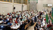 Ein Meer von grünen Ja-Stimmzetteln der Mitglieder der Raiffeisenbank Dussnang-Fischingen.