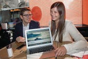 Gian-Luca Menn und Julia Hunziker setzen sich mit «Student Impact» für sozial und ökologisch verträgliche Unternehmen ein. (Bild: Ralph Ribi)