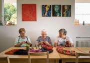 Im Kafi Marktstübli in Muolen wollen Strickerinnen den längsten Schal der Welt lismen. (Bild: Michel Canonica)