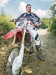 Chris Möckli mit Maschine. (Bild: Andrea Stalder (Andrea Stalder))