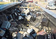 Die Ladung mit den tropfenden Batterien liegt lose in der Mulde. (Bild: PD)