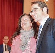 Die Uesslinger Gemeinderätin Cornelia Büchi lässt sich mit Roger Köppel ablichten. (Bild: Stefan Hilzinger)