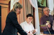Romanautor Peter Stamm signiert seine Bücher nach seiner Lesung im Rathaussaal. (Bild: Manuela Olgiati)