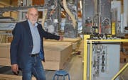 Walter Schöb, Inhaber und Verwaltungsratspräsident der Schöb AG, zeigt eine seiner modernen, CNC-gesteuerten Produktionsstrassen. Dank neuester Technik und jahrzehntelangem Know-how ist die Firma immer am Puls der Zeit. (Bild: Alexandra Gächter)
