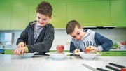 Zwei Schüler der Primarschule Felben-Wellhausen bereiten anlässlich der Apfelwoche eine rohe Apfelcreme zu. (Bild: Andrea Stalder)