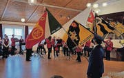 Die Vereine entbieten der Musikgesellschaft ihren Fahnengruss. (Bild: pd)