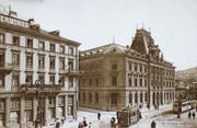 Das erste vom Bund gebaute repräsentative Postamt (rechts) entstand 1886/87 in St. Gallen. (Bild: ETH-Bibliothek Zürich, Bildarchiv)