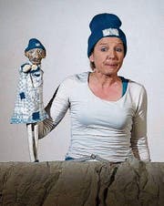 Schauspielerin Frauke Jacobi mit einer Handpuppe. (Bild: PD)