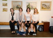 Ruth Lippuner-Eggenberger (links) mit Töchtern und den beiden Enkelinnen Mina und Lia an der Eröffnung der Bilderausstellung von Heiri Eggenberger. (Bild: Hansruedi Rohrer)