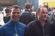 Schwellbrunner Prominenz: Polizeisprecher Ueli Frischknecht mit «Landscheide»-Wirt Andy Brunner.