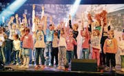 Musik, Tanz und Freude auf der Bühne bei der Jam-29-Mini-Disco zum Abschluss.