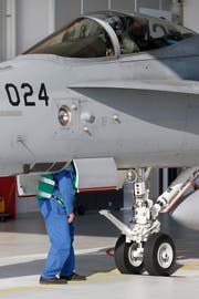 Aus Vorsicht wurden alle F/A-18-Jets überprüft. Das Ergebnis: Drei weitere Flugzeuge haben Risse. (Bild: PETER KLAUNZER (KEYSTONE))