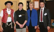Käser Walter Räss, Berufsmeister Timon Vogel, FDP-Ständerätin Karin Keller–Sutter und Felix Tschirky, Prorektor, BZWU (von links). (Bild: pd)