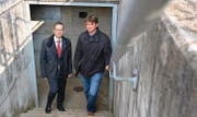Andreas Opprecht, Gemeindepräsident von Sulgen, und Caesar Andres, Chef Fachbereich Partner und Administration im Staatssekretariat für Migration, verlassen die unterirdische Anlage für Luftschutztruppen an der Auholzstrasse. (Bild: Georg Stelzner)