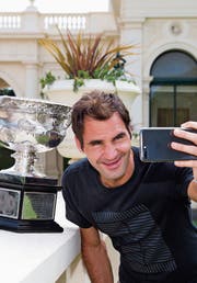 Roger Federer mit der Norman-Brookes-Trophäe vor dem Government House in Melbourne. (Bild: AP)