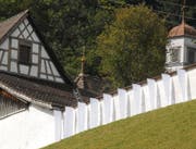 Die ersten acht Fahnen hängen an der Mauer des ehemaligen Klosters St. Maria der Engel oberhalb Wattwils. Bis zum 7. November werden nach und nach weitere Fahnen die gesamte Mauer schmücken. (Bild: Hansruedi Kugler)