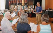 Chor Voce bei der Probe: Schon beim Einsingen ist der begehrte homogene Klang spürbar. (Bild: Peter Küpfer)
