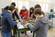 Schüler formen während der Lerhrlingstage Armreife aus Kupfer. (Bild: Arcangelo Balsamo)