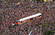 L wie Love Mobiles: Fahrbare Tanz-Untersätze, um die sich die Besucher während der Parade zu Zehntausenden scharen. Von 25 Trucks aus werden die Raver in diesem Jahr mit diversen Techno-Spielarten beschallt. (Bild: Keystone)