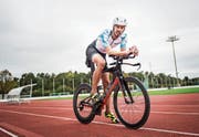 Dominik Spycher auf seinem Velo, bereit für den Ironman auf Hawaii. (Bild: Thi My Lien Nguyen)