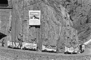 Protestaktion der Promotoren der Alpen-Initiative in der Urner Schöllenenschlucht. (Bild: KEY (Schöllenschlucht, 5. August 1989))