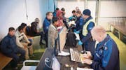 Personal der Grenzwacht kontrolliert und erfasst im Herbst am Bahnhof Buchs Flüchtlinge aus Afghanistan. (Bild: Ralph Ribi)