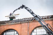 Reparaturarbeiten nach dem Brand auf dem Arboner Saurer-Areal. (Bild: Andrea Stalder)